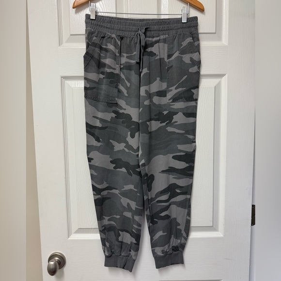 Splendid Women’s Camouflage Jogger Pants Size M - Picture 1 of 11
